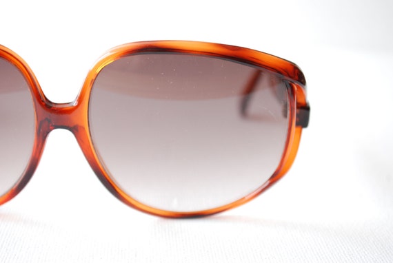 Big Retro Shades - Sun Glasses - Tortoise - image 4