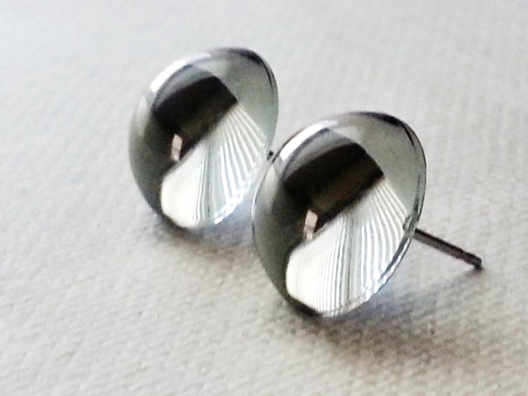 10Kt Pure Solid Gold 13MM Huggie Earrings....Gift Box .....Stamped & Guaranteed! 10Kt Pure Solid Gold 13MM Huggie Earrings....Gift Box .....Stamped & Guaranteed!