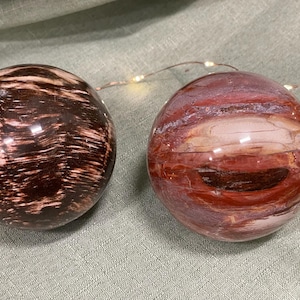 研磨された化石木球 | 赤と木目模様のバリエーション | 1.5～1.6ポンドの化石木水晶玉