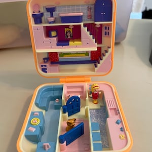 Vintage 1989 Polly Pocket Town House – Bluebird Toys – Complete with Original Polly, Dog & Cat