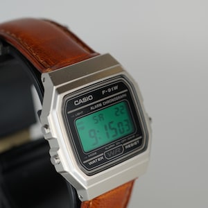 Reloj Casio F91W retro personalizado con filtro verde y correa de cuero marrón. imagen 3