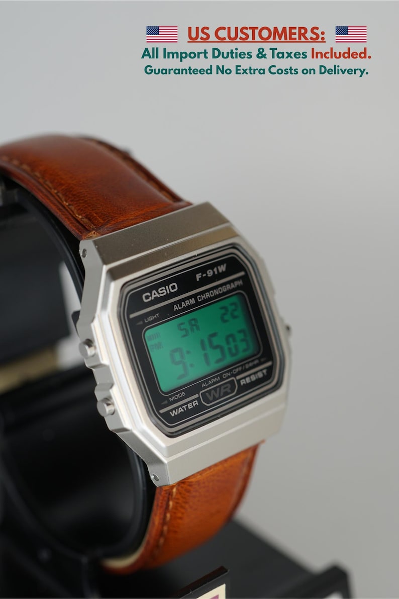 Reloj Casio F91W retro personalizado con filtro verde y correa de cuero marrón. imagen 3