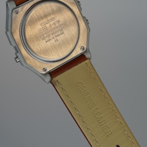 Reloj Casio F91W retro personalizado con filtro verde y correa de cuero marrón. imagen 9