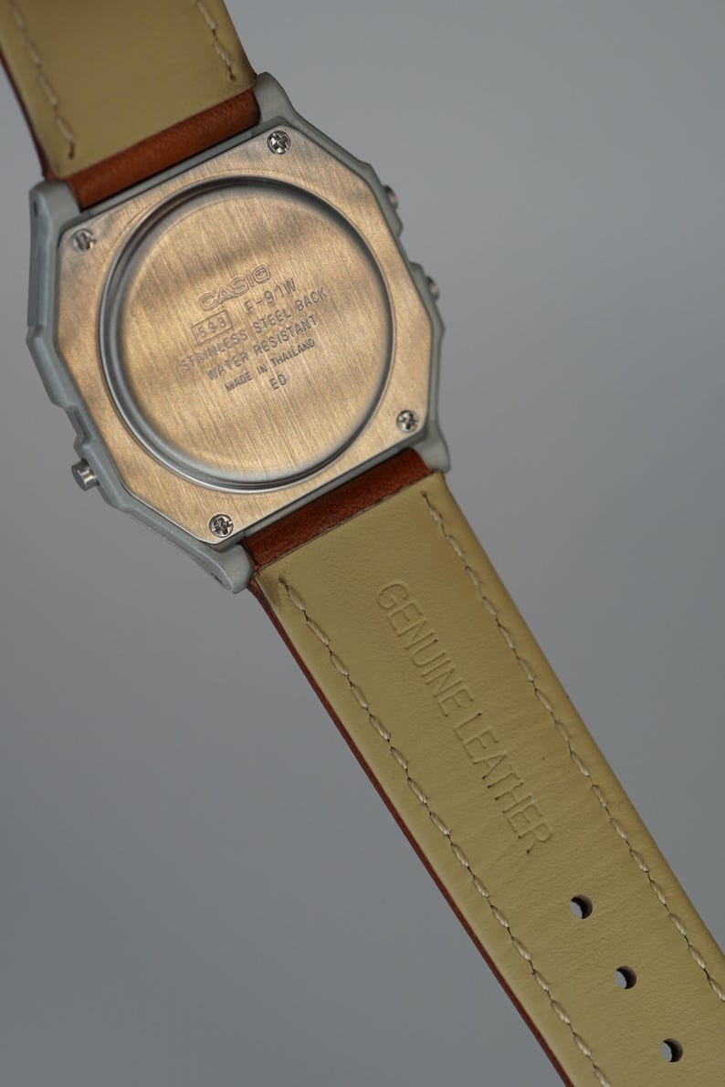 Reloj Casio F91W retro personalizado con filtro verde y correa de cuero marrón. imagen 9