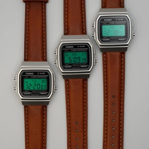 Reloj Casio F91W retro personalizado con filtro verde y correa de cuero marrón. imagen 10