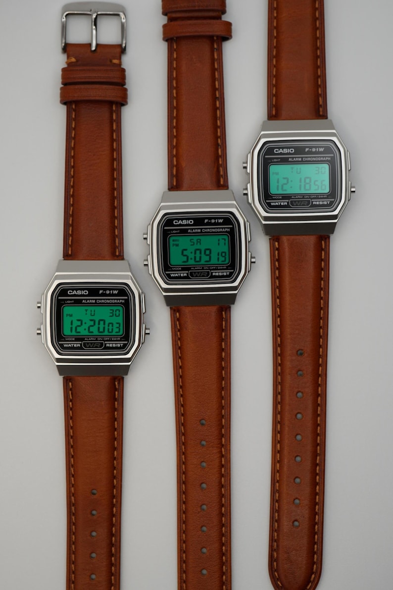 Reloj Casio F91W retro personalizado con filtro verde y correa de cuero marrón. imagen 10