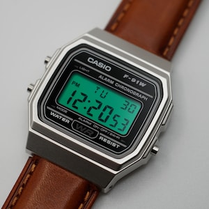 Reloj Casio F91W retro personalizado con filtro verde y correa de cuero marrón. imagen 4