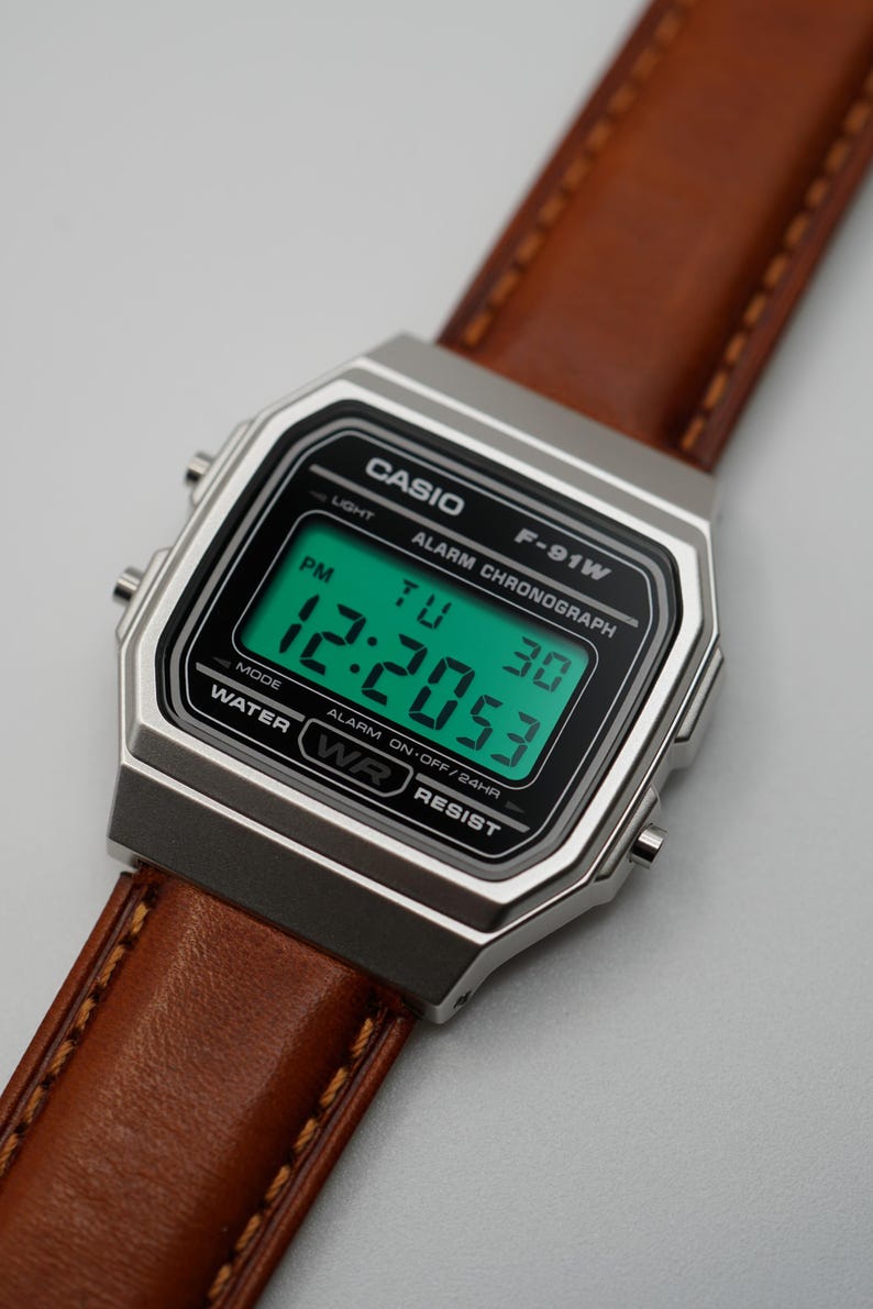 Reloj Casio F91W retro personalizado con filtro verde y correa de cuero marrón. imagen 4