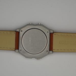 Reloj Casio F91W retro personalizado con filtro verde y correa de cuero marrón. imagen 11