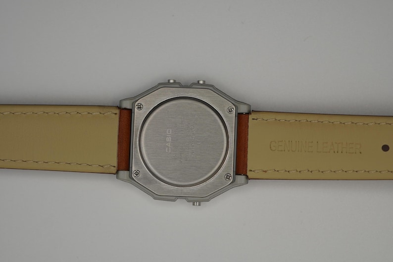 Reloj Casio F91W retro personalizado con filtro verde y correa de cuero marrón. imagen 11