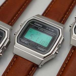 Reloj Casio F91W retro personalizado con filtro verde y correa de cuero marrón. imagen 8