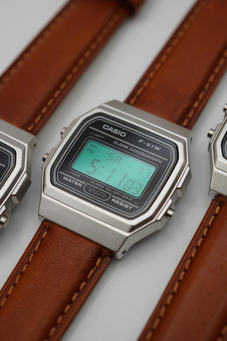 Reloj Casio F91W retro personalizado con filtro verde y correa de cuero marrón. imagen 8