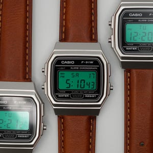 Reloj Casio F91W retro personalizado con filtro verde y correa de cuero marrón. imagen 2