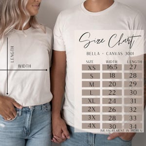 Puede incluir: Dos personas vestidas con camisetas blancas y vaqueros azules. Se muestra una tabla de tallas con medidas en pulgadas para camisetas Bella + Canvas 3001, incluyendo ancho y largo para tallas XS a 4X.