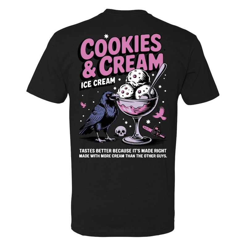 Puede incluir: Camiseta negra con un dise&ntilde;o gr&aacute;fico que presenta un cuervo, un helado y el texto "COOKIES & CREAM ICE CREAM". El dise&ntilde;o incluye una calavera y una motosierra. El texto de abajo dice: "TASTES BETTER BECAUSE IT'S MADE RIGHT MADE WITH MORE CREAM THAN THE OTHER GUYS."