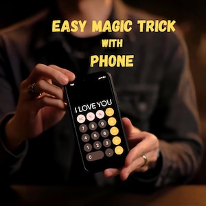 Puede incluir: Un smartphone negro que muestra una aplicación de calculadora con las palabras "I LOVE YOU" en la pantalla. El teléfono está en manos de una persona, con el texto "EASY MAGIC TRICK WITH PHONE" en amarillo encima.