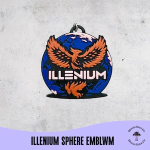 以下が含まれることがあります： キーホルダー付きの黒、青、オレンジ色のIllenium Sphereエンブレム。エンブレムは、オレンジ色のフェニックスとピンク色の「ILLENIUM」という文字が入った地球のデザインが特徴です。「ILLENIUM SPHERE EMBLWM」というテキストが下にあります。