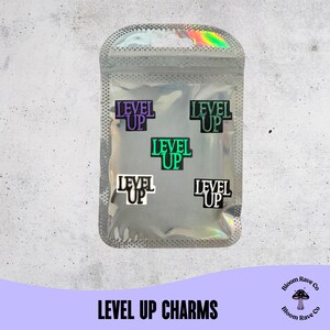 Puede incluir: Una taza de cerámica blanca con un asa negra y el texto "But First, Coffee" en negrita negra. La taza está sobre una superficie de madera. La taza mide aproximadamente 10 cm de alto.