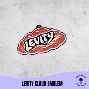 Puede incluir: Un emblema de nube Levity en rojo y blanco. La palabra "LEVITY" es blanca, delineada en negro, sobre una forma de nube roja con borde negro. El emblema tiene un pequeño lazo negro en la parte superior.