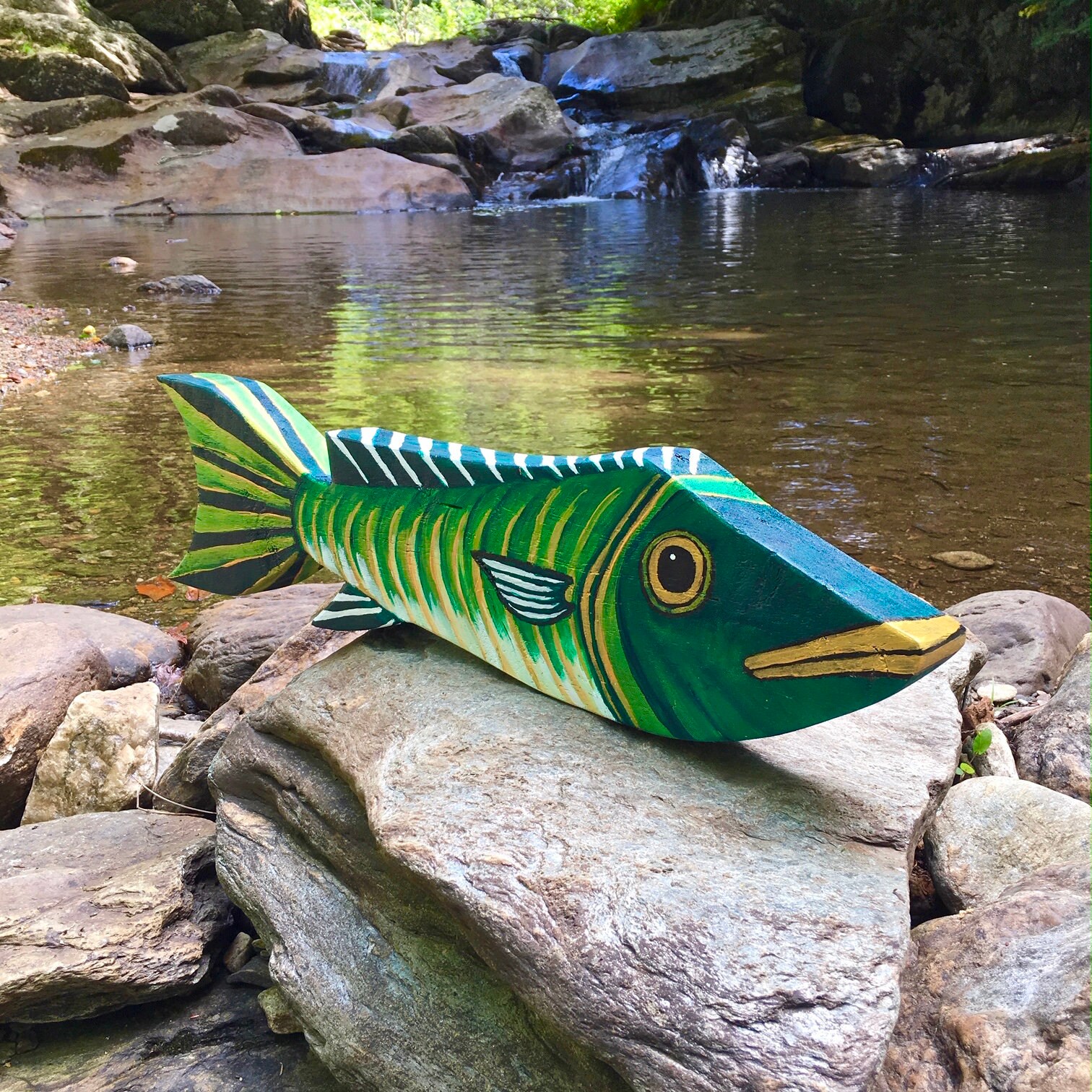 Arte de pescado pintado verde y oro en madera recuperada | Etsy