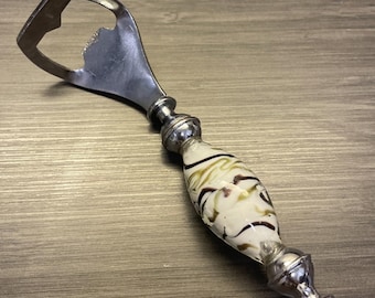 Flaschenöffner mit weißem Glasgriff Lila und Gold wirbelt