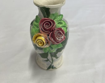 Kleine Porzellanvase mit Blumen