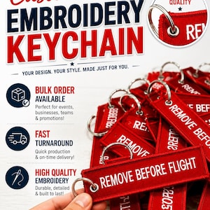 Może przedstawiać: Czerwone, haftowane breloczki do kluczy ze srebrnymi kółkami, z napisem "REMOVE BEFORE FLIGHT". Obrazek zawiera również tekst "Custom EMBROIDERY KEYCHAIN" oraz informacje o zamówieniach hurtowych, szybkim czasie realizacji i wysokiej jakości haftu.