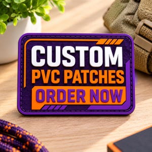Peut inclure: Un écusson rectangulaire en PVC aux coins arrondis avec un fond violet foncé à motif hexagonal. Le texte CUSTOM est en blanc, PVC PATCHES est en orange, et ORDER NOW est en violet sur un fond rectangulaire de couleur orange.