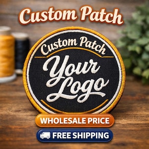 Könnte beinhalten: Ein runder, schwarzer, individueller Aufnäher mit dem Text "Custom Patch" und "Your Logo" in weißer Schrift. Der Aufnäher hat einen gelb-schwarzen Rand. Das Bild enthält auch den Text "WHOLESALE PRICE" und "FREE SHIPPING".