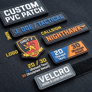 Peut inclure: Une collection d'écussons en PVC personnalisés, rectangulaires et en forme de bouclier, avec du texte et des graphiques en relief. Les écussons portent les inscriptions CUSTOM PVC PATCH, J. DOE / TACTICAL, CALLSIGN NIGHTHAWK, UNIT 7, 2D, 3D et VELCRO.