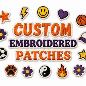 Op de afbeelding: Een verzameling geborduurde patches met de tekst CUSTOM EMBROIDERED PATCHES in oranje en paars. Rondom de tekst bevinden zich diverse kleine patches, waaronder een ster, bliksemschicht, smiley, hart, basketbal, bloem, voetbal, pet, pootafdruk, yin-yang en vlam.