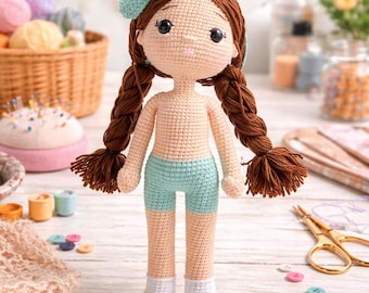 Patrón de ganchillo en PDF para cuerpo de muñeca amigurumi, base de muñeca con cabello y pantalones cortos, tutorial de peluche DIY, diseño de patrón de muñeca suave ideal para principiantes.