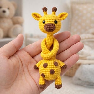 Peut inclure: Une tasse en céramique blanche avec une anse noire et le texte "But First, Coffee" en gras noir. La tasse est posée sur un fond flou, suggérant un cadre chaleureux.