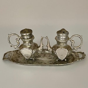 Vintage miniatyr silverpläterad tekanna och pepparkar med bricka