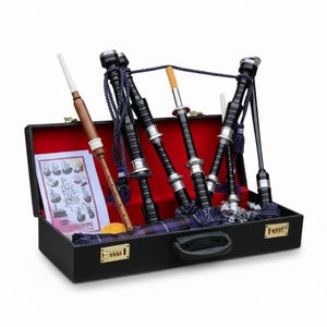 Puede incluir: Un estuche negro con interior rojo contiene un juego de gaitas. Las gaitas son negras con detalles plateados y borlas moradas. Un puntero de madera y una hoja de instrucciones también están dentro del estuche. El estuche tiene un asa y una cerradura de combinación.