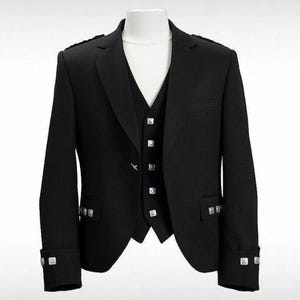 Puede incluir: Conjunto formal negro de chaqueta y chaleco. La chaqueta presenta botones decorativos plateados en los puños, bolsillos y cierre frontal. El chaleco tiene cuello en V y botones a juego. Se muestra sobre un maniquí blanco.