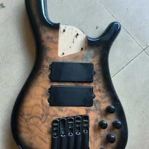 Gör-det-själv-projekt, quiltad baskropp i lönn med 5-strängad elgitarr, mikrofoner, kablage och rattar