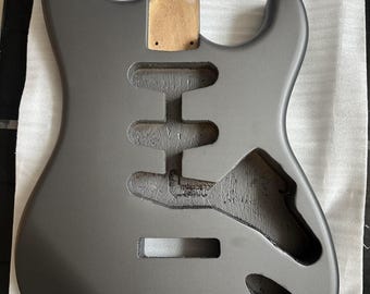 Cuerpo de guitarra estilo Stratocaster plateado mate, madera de paulownia, proyecto de bricolaje usado.