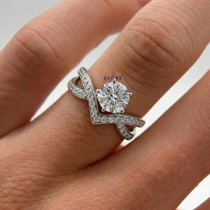 Elegant 1.10 CT round lab grown diamond engagement ring paired with a 14K gold criss cross wedding band. Featuring dazzling D-E color and VVS-VS clarity, this handcrafted sustainable ring is perfect for proposals, anniversaries, weddings, or heirloom gifts. Ethically made fine jewelry that blends modern style with timeless beauty. Ideal for eco-conscious brides seeking conflict-free diamond rings.