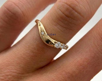 Zarter Ring mit Sterngravur, geschwungener Ehering aus Gold 14K, Diamantring für Mutter, Geschenk für Mutter