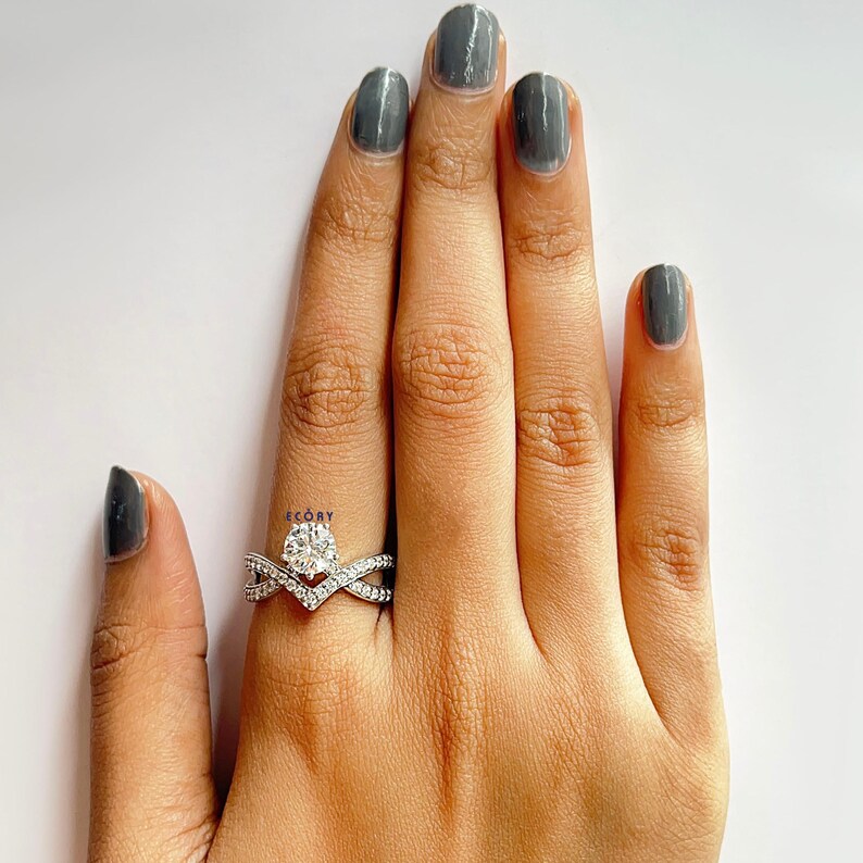 Elegant 1.10 CT round lab grown diamond engagement ring paired with a 14K gold criss cross wedding band. Featuring dazzling D-E color and VVS-VS clarity, this handcrafted sustainable ring is perfect for proposals, anniversaries, weddings, or heirloom gifts. Ethically made fine jewelry that blends modern style with timeless beauty. Ideal for eco-conscious brides seeking conflict-free diamond rings.