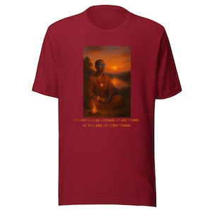 Könnte beinhalten: Burgunderfarbenes T-Shirt mit kurzen Ärmeln und einem aufgedruckten Bild einer Person, die bei Sonnenuntergang an einem See meditiert. Das Bild enthält den Text: "I wish I was as certain of anything as you are of everything."