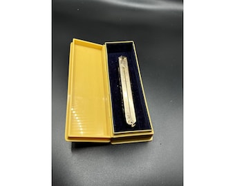 Vintage hopfällbar handfläkt utsmyckad silverfärgad handtag scenisk design celluloidlåda