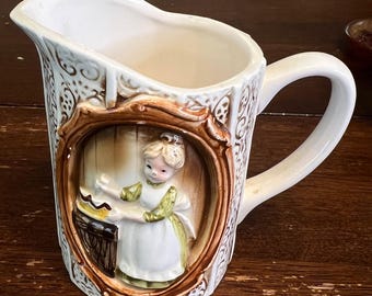 シアーズ・ローバック 1978年製 陶器製ピッチャー 少女のレリーフ入り 日本製 装飾的な茶色と白のデザイン