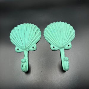 Lot de 2 crochets muraux coquillages en fonte vert aqua vieilli VTG