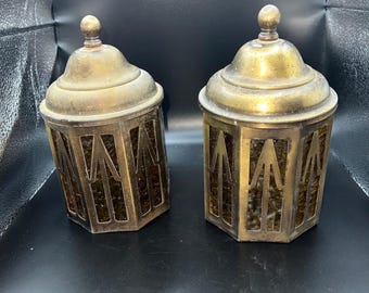 Set di 2 lanterne da parete in ottone stile gotico vintage con pannelli in vetro ambrato, modello MCM.