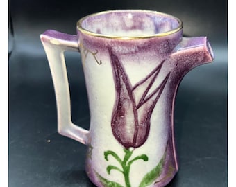 Pichet en céramique fait main avec motif tulipe pourpre, accents dorés, signé par le fabricant Creamer