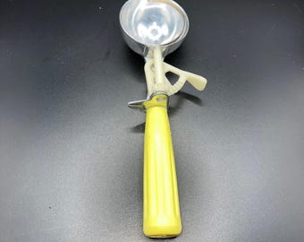 Vintage Yellow Handle Ice Cream Scoop Trigger Release Aluminum & Plastic Taiwan