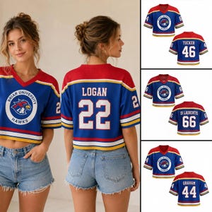 Könnte beinhalten: Blaues, rotes und weißes Mesh-Crop-Top-Trikot mit "Briar University Hawks"-Logo. Das Trikot hat einen V-Ausschnitt und trägt den Namen "Logan" und die Nummer "22" auf dem Rücken. Zusätzliche Trikots mit verschiedenen Namen und Nummern sind ebenfalls abgebildet.
