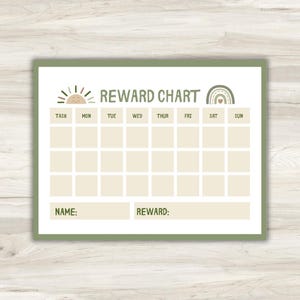 Puede incluir: Un cuadro de recompensas con borde verde, ilustraciones de sol y arcoíris. El cuadro incluye espacios para tareas, días de la semana y secciones etiquetadas como "Nombre:" y "Recompensa:" en un diseño minimalista.